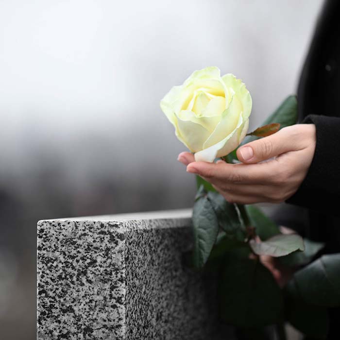 Ajade hautauspalvelu hoitaa hautajaisjärjestelyt kokonaispalveluna Kiuruvedellä ja lähikunnissa
