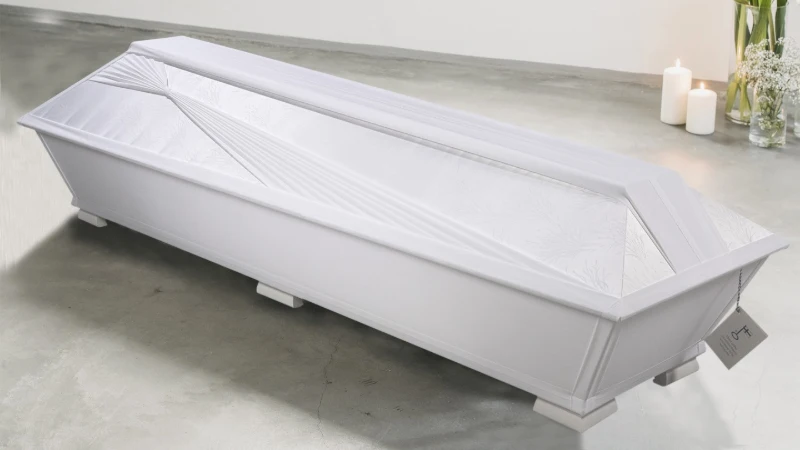 Heinä arkku Puuvillaverhoiltu hautausarkku, jonka pinnassa hohtaa heinänkorrekangas ja kannen yli laskeutuva virtamainen säde – kotimainen arkku, luonnonläheinen ja tyylikäs valinta viimeiselle matkalle.