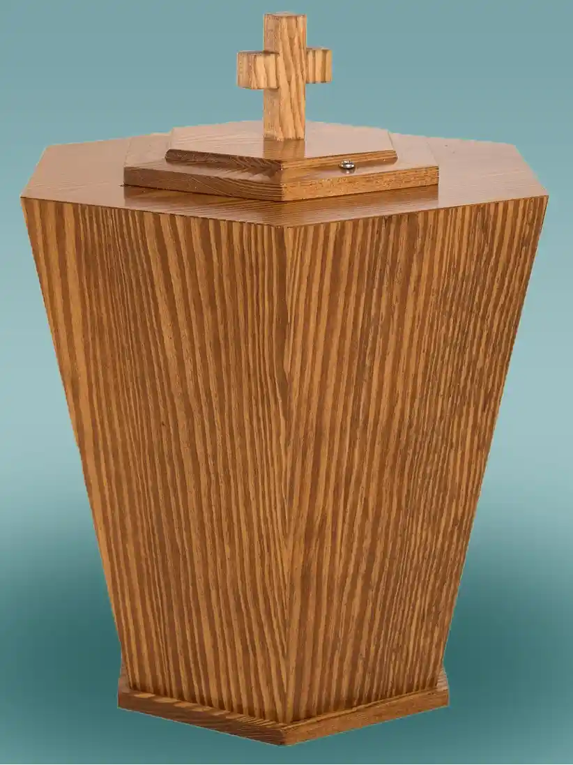 Honkanummi tumma uurna Suomalaisesta honkapuusta käsityönä valmistettu uurna – selkeälinjainen ja luonnollisen puupintainen tuhkauurna SHT-tukulta Punkalaitumelta.