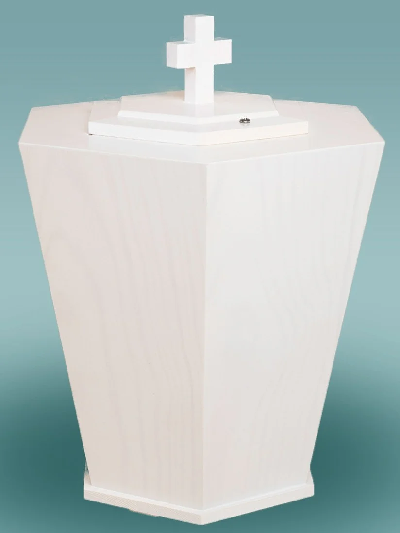 Honkanummi valkokuulto uurna Valkoinen uurna suomalaisesta honkapuusta – käsityönä valmistettu Punkalaitumella, selkeälinjainen ja luonnollisen puupintainen SHT-tukun uurna.