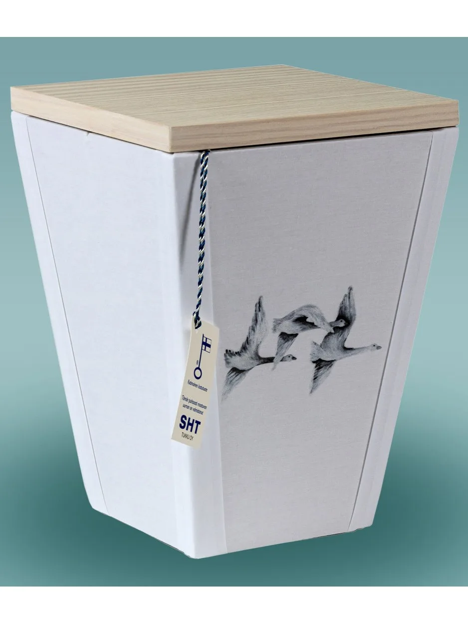 Joutsen uurna Valkoinen hautauurna, jossa mustavalkoinen joutsenkuva – käsityönä valmistettu Punkalaitumella, rauhaa ja tyyneyttä huokuva SHT-tukun uurna.