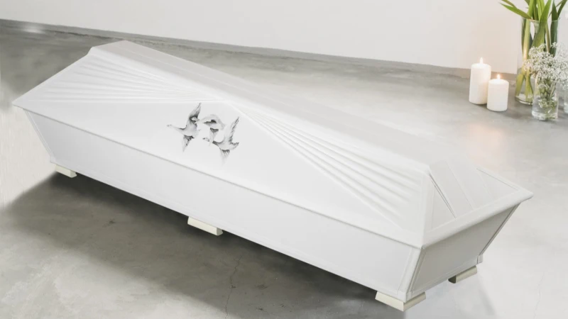 Joutsen arkku Luonnonvaalea hautausarkku, jonka kannen laskostus muodostaa joutsenaiheen – kotimainen, rauhallinen ja symbolinen arkku valinta viimeiselle matkalle.