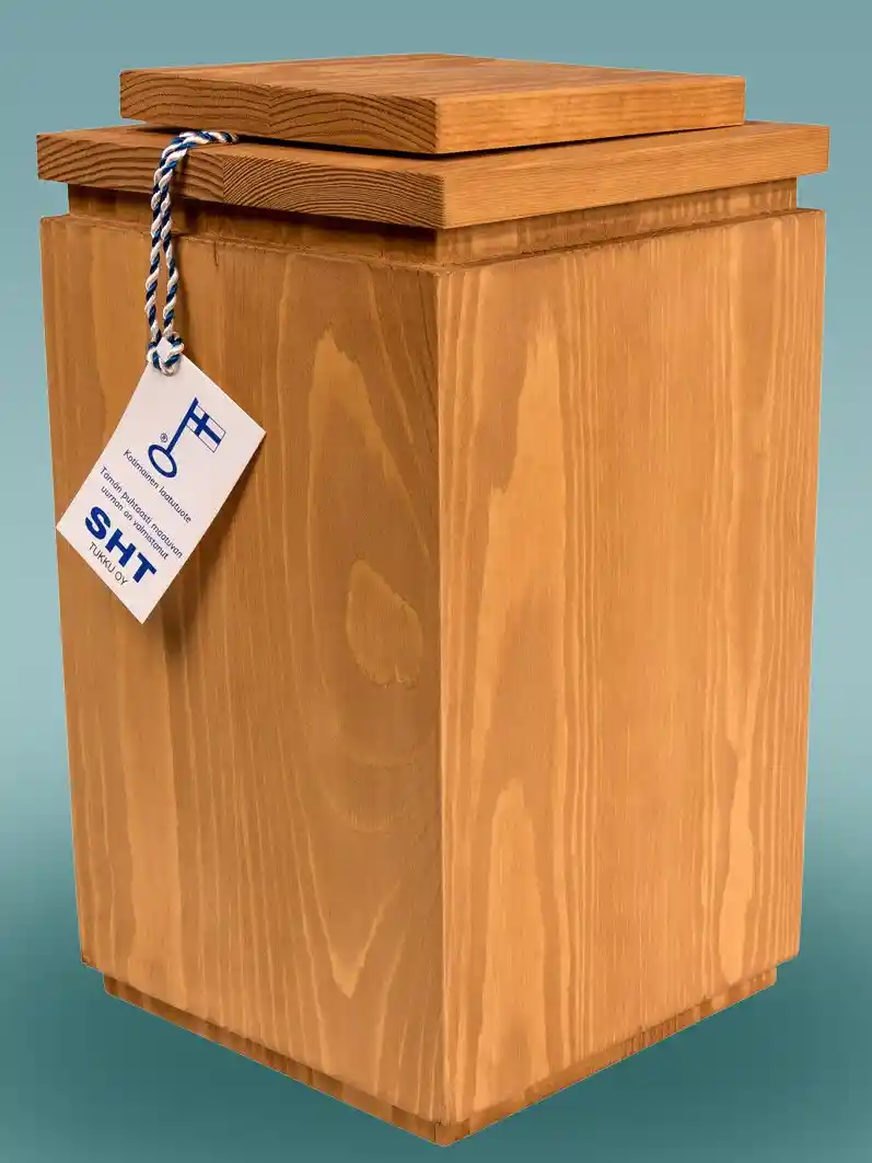 Kappa patina uurna Kappa patina uurna suomalaisesta honkapuusta – käsityönä valmistettu Punkalaitumella, selkeälinjainen tuhkauurna luonnon inspiroimassa sävyssä.