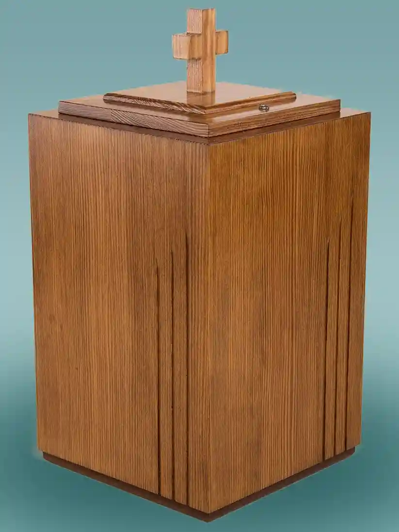 Petäjä tumma uurna Honkapuinen uurna, käsityönä valmistettu Punkalaitumella – puun luonnollinen pinta ja hillityt yksityiskohdat esillä eri sävyissä.