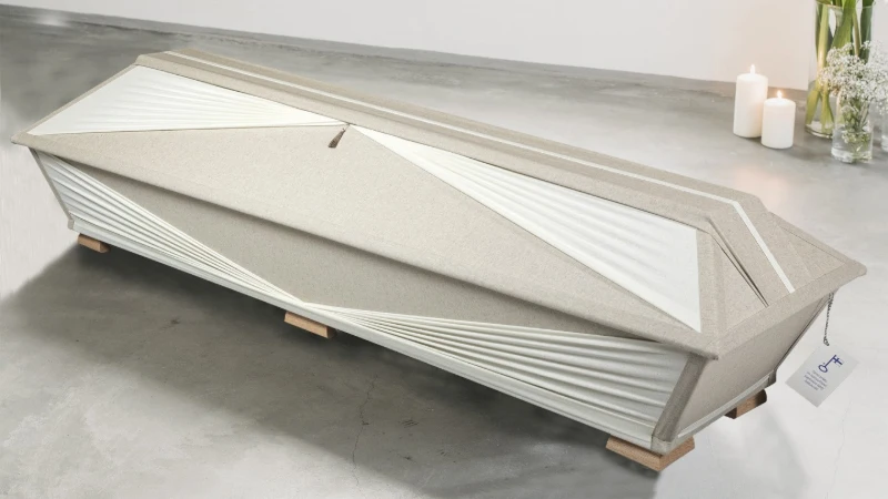 Ruska arkku Luonnonläheinen pellavaverhoiltu hautausarkku, jonka elävä pinta ja luonnonsilkkiset laskokset tuovat hillittyä arvokkuutta ja rauhaa viimeiselle matkalle.