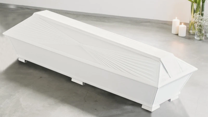 Siivet arkku Puhtaan valkoinen arkku, jonka kannen solmulaskos yhdistää elämän säteet tyylikkäästi – kotimainen ja rauhallinen hautausarkku viimeiselle matkalle.