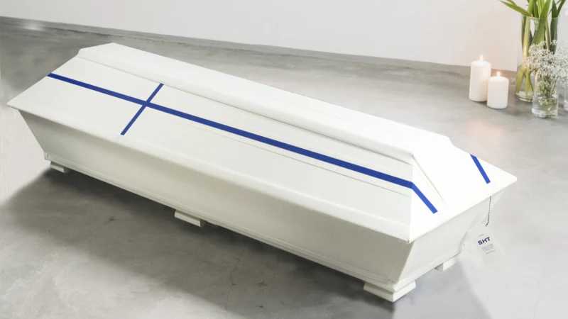 Suomi risti arkku Valkea arkku, jonka kannessa erottuu sinivalkoinen ristikoriste – suomalainen symboli, joka tuo arvokkuutta ja kansallista henkeä viimeiselle matkalle.