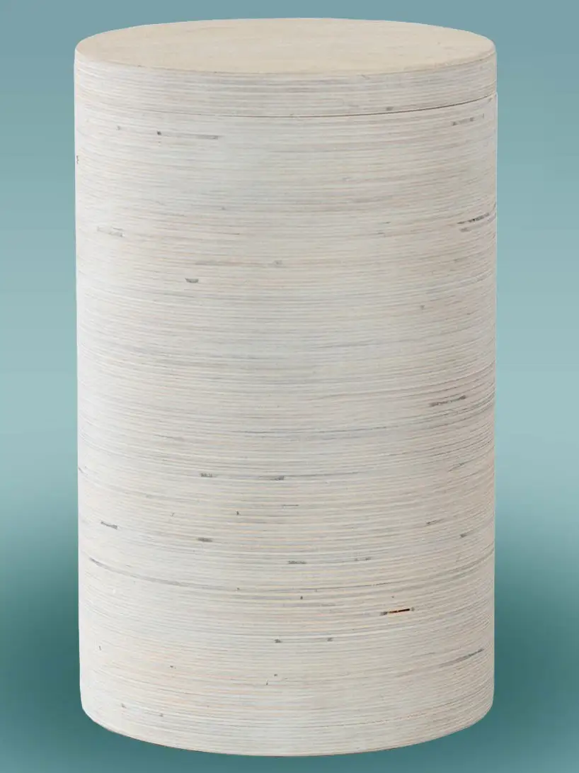 Syli uurna Syli-uurna koivuvanerista – Laura Väreen suunnittelema pyöreämuotoinen hautauurna, joka huokuu rauhaa ja turvallisuutta, käsityönä valmistettu Punkalaitumella.