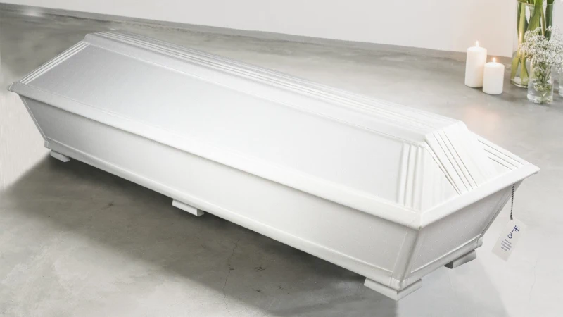 Tähtipellava arkku okovalkoinen suomalainen arkku, verhoiltu ristikuvioisella pellavakankaalla – harjalauta ja hillityt laskokset korostavat rauhallista ja arvokasta tunnelmaa.