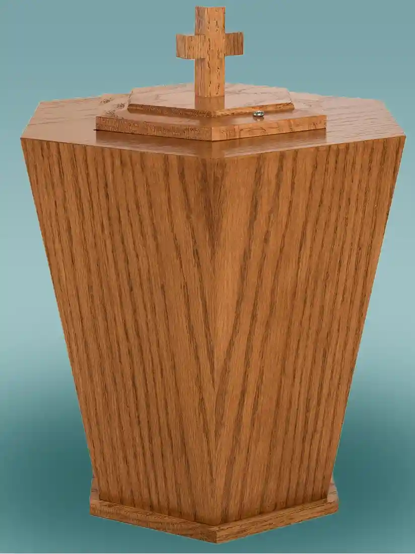 Tammi tumma uunra Tummanruskea tammiuurna, valmistettu käsityönä Punkalaitumella. Syvä puunsävy korostaa uurnan selkeitä ja arvokkaita muotoja.