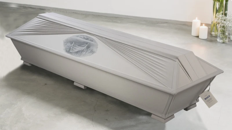 Vene arkku Tumma suomalainen arkku, jossa sädelaskoksin koristeltu kansi luo rauhallisen ja arvokkaan vaikutelman – sopii viimeisen matkan hiljaiseen hetkeen.