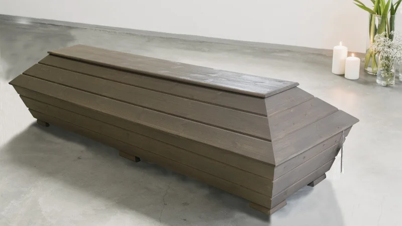 Eko kelo arkku Eko-arkku kotimaisesta hongasta, käsitelty vesi- ja kasvipohjaisella aineella kelottuneen sävyiseksi. Pellavalla sisustettu ekologinen arkku valmistetaan Suomessa luonnon kunnioittamiseksi.