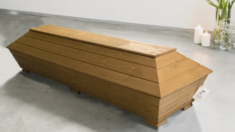 Eko patina arkku Ekologinen arkku kotimaisesta hongasta, käsitelty luonnonvahalla patinoidun sävyiseksi. Pellavalla sisustettu arkku on valmistettu Suomessa rakkaudesta luontoon.