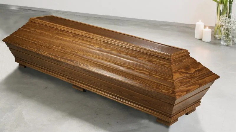 Honkanummi tumma arkku Ruskeaksi käsitelty kotimainen honka-arkku, jossa yhdistyvät kaunis muotoilu ja suomalainen puusepäntyön perinne. Arvokas viimeinen leposija, valmistettu huolella Suomessa.