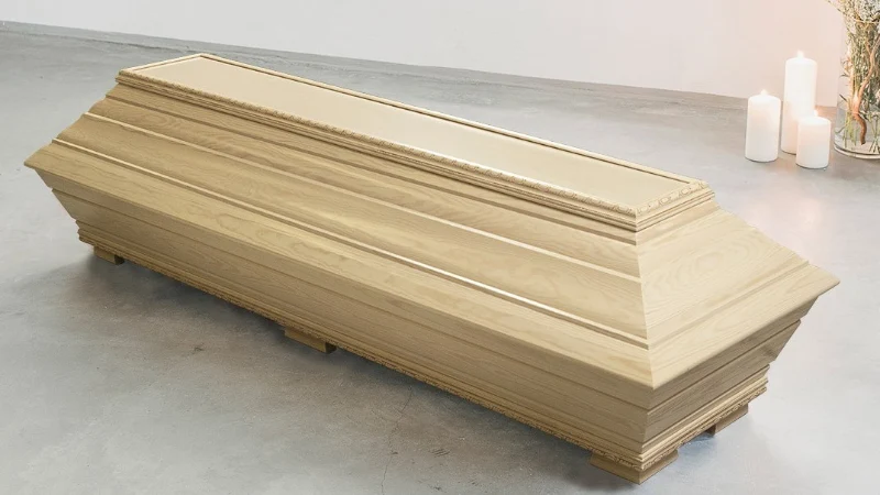 Honkanummi vaalea arkku Kotimaisesta hongasta valmistettu vaalea arkku, jossa yhdistyvät perinteinen muotoilu ja huolellinen viimeistely.