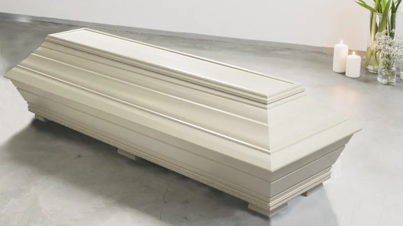 Honkanummi valkokuulto arkku Valkoiseksi käsitelty perinteinen arkku kotimaisesta hongasta, jossa näkyy suomalaisen puusepäntyön perinne ja viimeistelyn laatu.