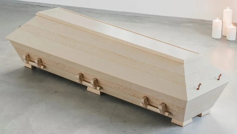 Koivu ornamenttikoriste arkku Kotimaisesta koivusta valmistettu vaalea arkku, jonka ornamenttikoristeet ja linjakas muotoilu heijastavat yöttömän yön rauhaa ja uuden alun symboliikkaa. Suomalaisen puusepäntyön taidonnäyte.