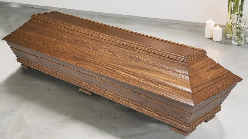 Metsätammi tumma arkku Tummanruskea tammiarkku, valmistettu kotimaisesta tammesta perinteisin puusepäntaidoin. Sen jykevä olemus ja tarkkaan viimeistelty pinta tuovat esiin puun arvokkuuden ja ajattoman muotoilun.