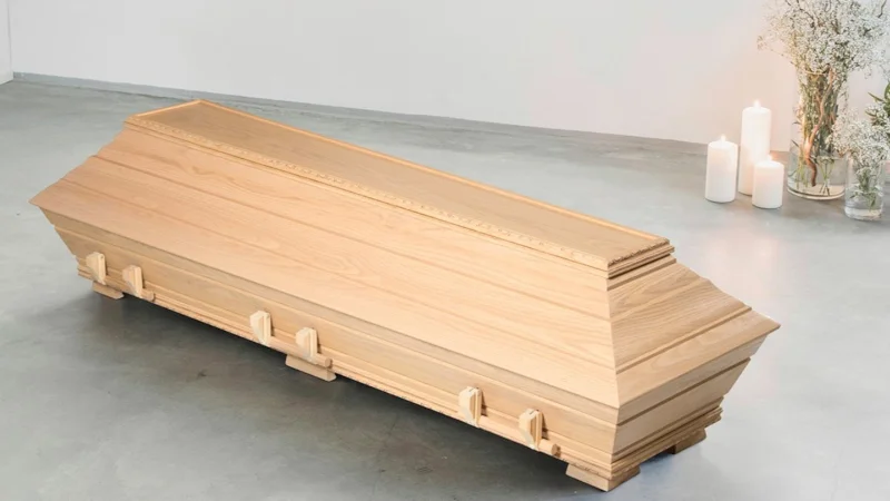 Metsätammi vaalea arkku Vaalea tammiarkku, valmistettu kotimaisesta tammesta perinteisellä puusepäntaidolla. Klassinen muotoilu ja huolellinen viimeistely korostavat puun luonnollista kauneutta ja arvokkuutta.