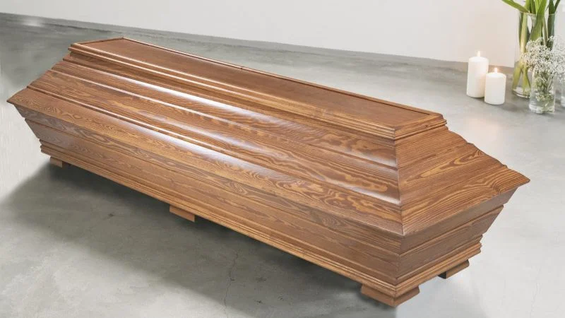 Punahonka arkku Kotimainen punertavasävyinen arkku, jonka pinta tuo mieleen suomalaisen metsän ja männynrungont.