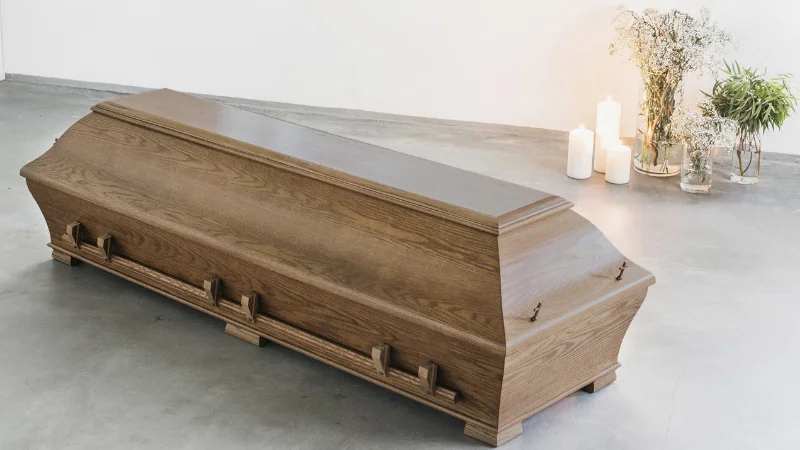 Tamminiemi arkku Jykevä tammisarkofagi, jonka klassinen kaareva muotoilu ja tammi symboloivat arvokkuutta ja pitkää ikää. Pyöreä muoto ja viimeistely korostavat suomalaisen puutyön laatua.