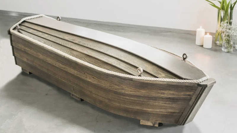 Venho terva arkku Venho-arkku, suunniteltu Ratia-muotoilulla, kuvastaa luonnon voimaa ja rauhaa. Kotimaisesta puusta valmistettu arkku on viimeistelty hamppuköydellä ja edustaa suomalaista käsityöt